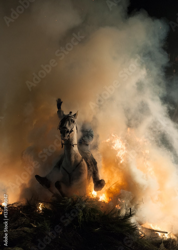 Caballo atravesando el fuego de la luminaria