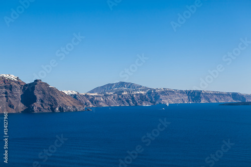 Santorini, Grecja, Oia - Widok na wyspę wulkaniczną wzdłuż horyzontu