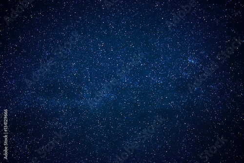 Niebieskie ciemne nocne niebo z wieloma gwiazdami