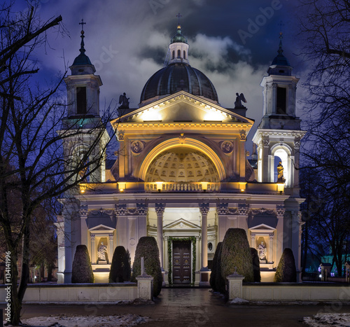 Kościół Św. Anny w Wilanowie - Warszawa. Widok w nocy z podświetloną fasadą.