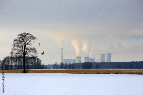 Elektrownia węglowa Opole, w krajobrazie zimowym.