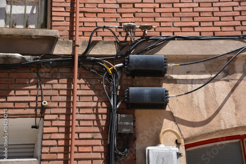 acometida eléctrica en la fachada de un edificio