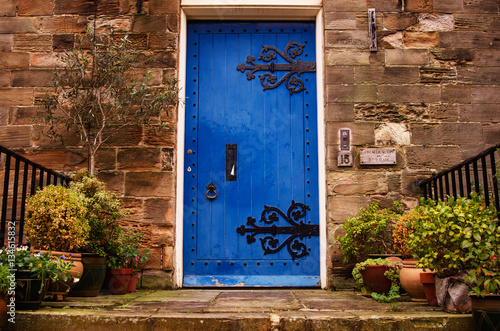 Niebieskie drzwi wejściowe
