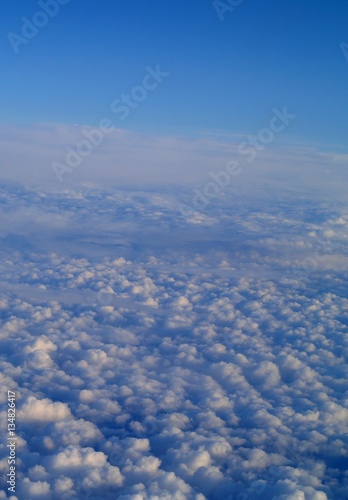 Fot. Konrad Filip Komarnicki / EAST NEWS Wlochy 18.08.2008 Widok z samolotu ponad morzem chmur.
