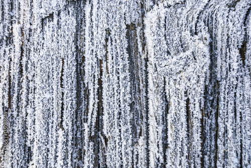 Frost und Eis auf einem Brett mit Struktur