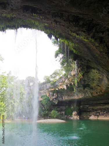Wodospad w formacji skalnej wapienia w Hamilton Pool Preserve w pobliżu Austin w Teksasie.