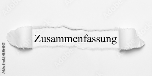 Zusammenfassung auf weißen gerissenen Papier