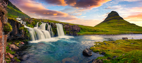 Letni zachód słońca na słynnej wodospadzie Kirkjufellsfoss i Kirkjufell