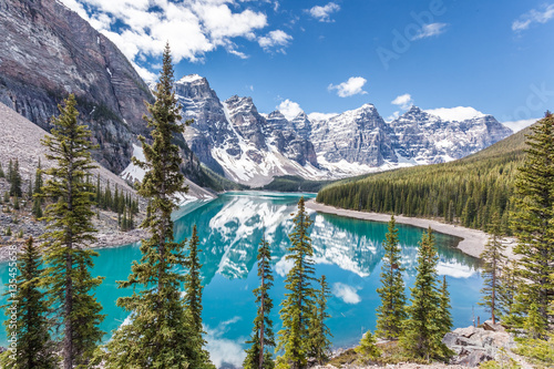 Morena jezioro w Banff parku narodowym, Canadian Rockies, Kanada. Słoneczny letni dzień z niesamowitym niebieskim niebem. Majestatyczne góry w tle. Czysta turkusowo-niebieska woda.