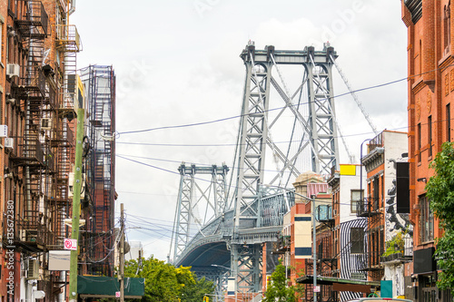 views to williamsburg bridge and brooklyn neigborhood, EEUU