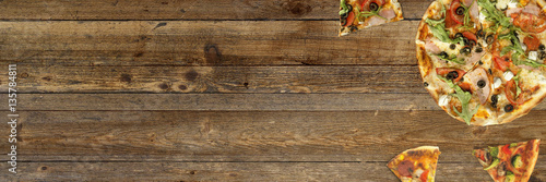 Pizza auf rustikalem Holztisch - Hintergrund / Banner 
