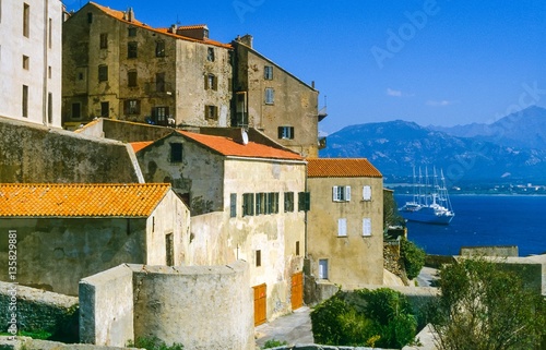 Altstadt von Calvi, im Hintergrund der Hafen von Calvi mit großer Segelyacht, Balagne, Haute- Corse, Korsika, Mittelmeer, Frankreich, Eu