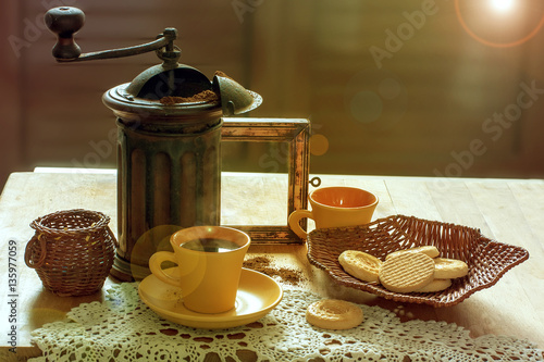 Colazione con il caffè macinato con una macinacaffè antica e biscotti