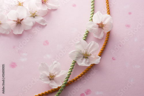 桜の花と組紐のイメージ
