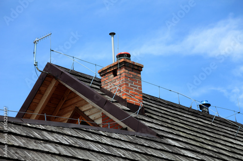 Antena na drewnianym dachu domku jednorodzinnego.