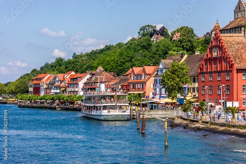 Seepromenade mit Ausflugsschiff in Meersburg