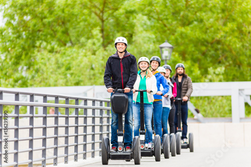 Touristen Gruppe fährt Segway bei Sightseeing Tour