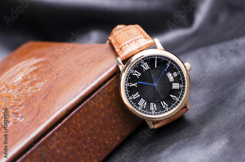 Luxury Wrist Watch With Leather Watchbands 