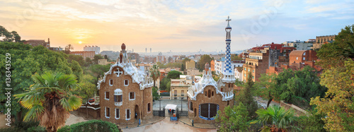 Park Guell w Barcelonie. Zobacz, aby oczarować domy mozaikami na pierwszym planie