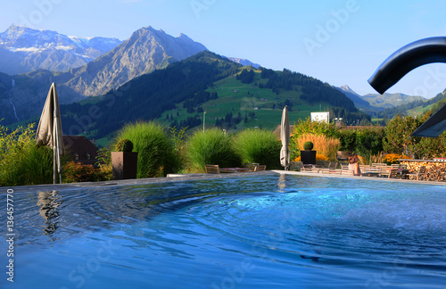 Der Pool des The Cambrian Hotels in Adelboden mitz Aussicht auf die Berge