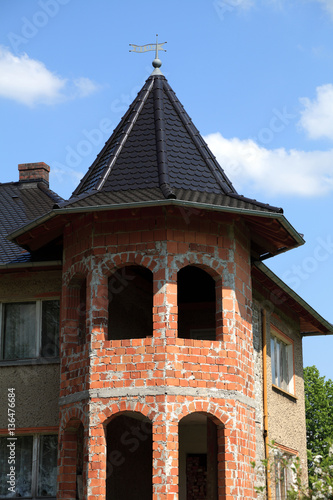 Fragment budynku jednorodzinnego, dach, wieżyczka.