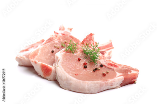 côte de porc sur fond blanc