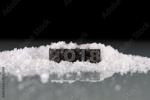 jaar 2018, loden letters in de sneeuw
