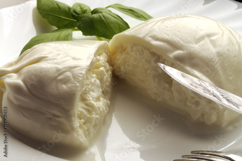 부라타 Burrata ブッラータ Буррата Burata a fresh Italian cheese