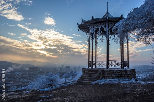 Китайская беседка, вечернее небо в облаках, красивый закат, зимний пейзаж, город Пятигорск