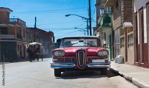 Amerikanischer roter Ford Edsel Oldtimer parkt in der Seitenstrasse in Santiago de Cuba - Serie Kuba Reportage