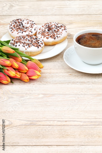 Pączki kwiaty oraz kawa