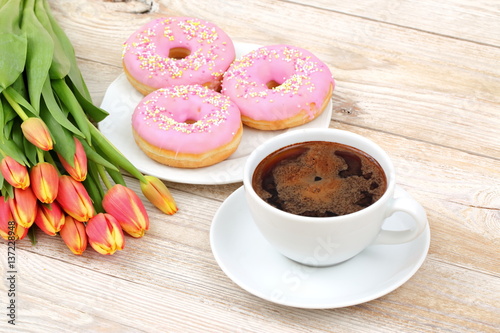 Pączki i kawa oraz kwiaty