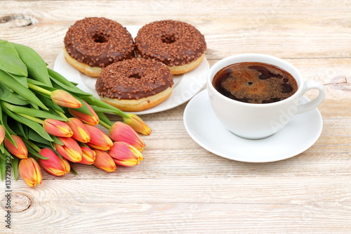 Pączki i kawa w towarzystwie tulipanów 