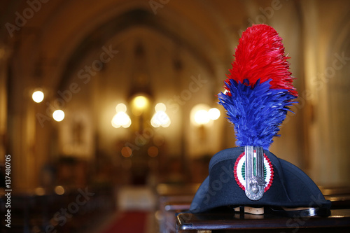 Cappello da carabiniere con sfondo chiesa