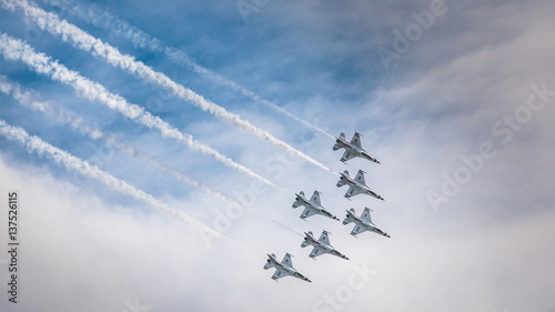 USAF Thunderbirds with smoke trails