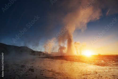 Fantastyczny zachód słońca erupcja gejzeru Strokkur na Islandii