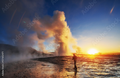 Fantastyczny zachód słońca erupcja gejzeru Strokkur na Islandii