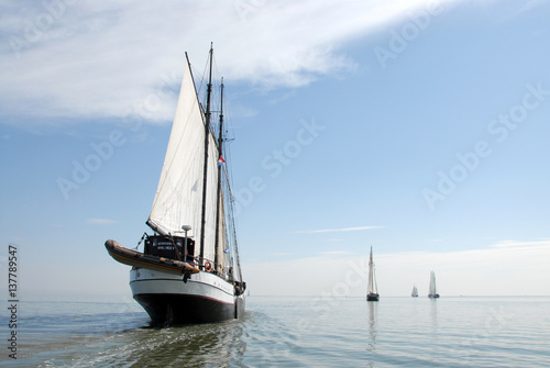 zeilboten varen rustig op zee