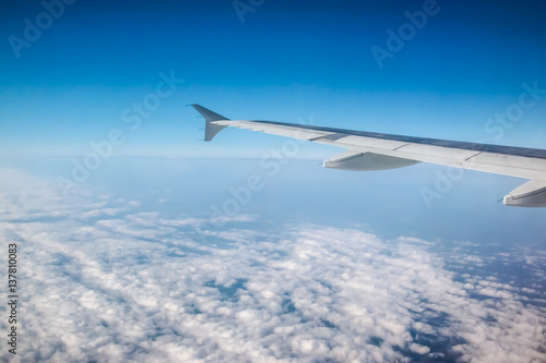 aile d'avion dans le ciel