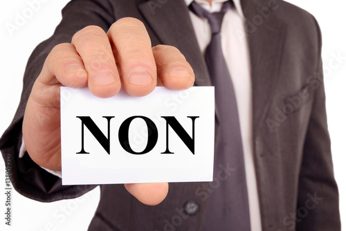 Homme tenant une carte avec non écrit dessus 