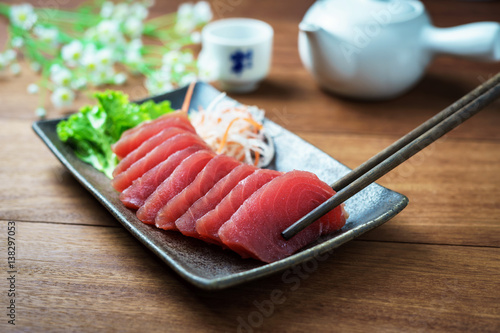Sashimi z tuńczyka, surowa ryba w tradycyjnym japońskim stylu