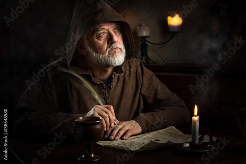 Mönch im Mittelalter schreibt Brief