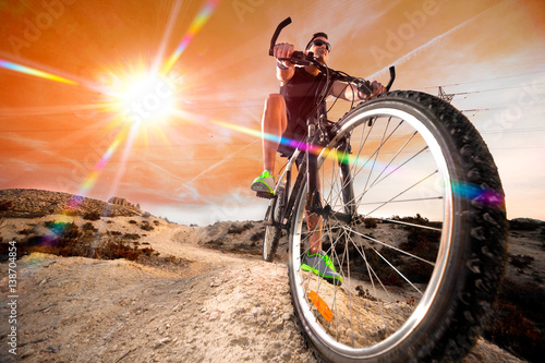 Bicicleta de montaña.Deportes y ciclismo.Estilo de vida y aventuras.Vida saludable,Carrera de bicicletas