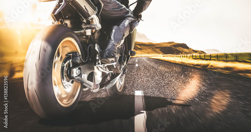 Szybki motocykl na autostradzie z motion blur