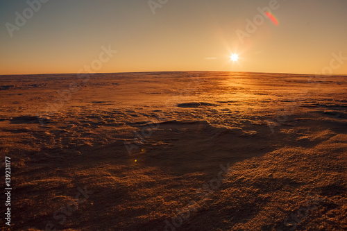 Marsjański zachód słońca (planeta Mars) czerwony krajobraz. Wygląda jak zimna pustynia na Marsie. Ogromne pole lodu