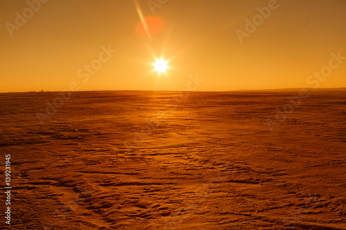 Marsjański zachód słońca (planeta Mars) czerwony krajobraz. Wygląda jak zimna pustynia na Marsie. Ogromne pole lodu