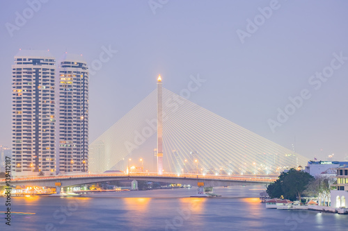 Zmierzch Ramy 8 mosta Chao Phraya rzeka sławny punkt zwrotny w Bangkok, Tajlandia