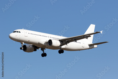 White airplane 2 (Airbus A320)