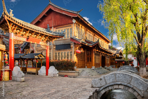 Malownicza ulica, kanał i budynek na Starym Mieście w Lijiang. Lijiang jest popularnym kierunkiem turystycznym Azji.