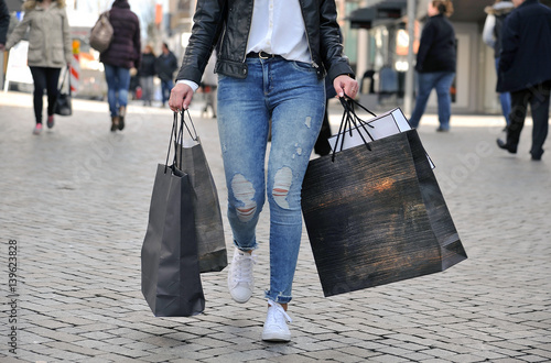 Junge Frau beim Shopping am verkaufsoffenen Sonntag in der Fußgängerzone 